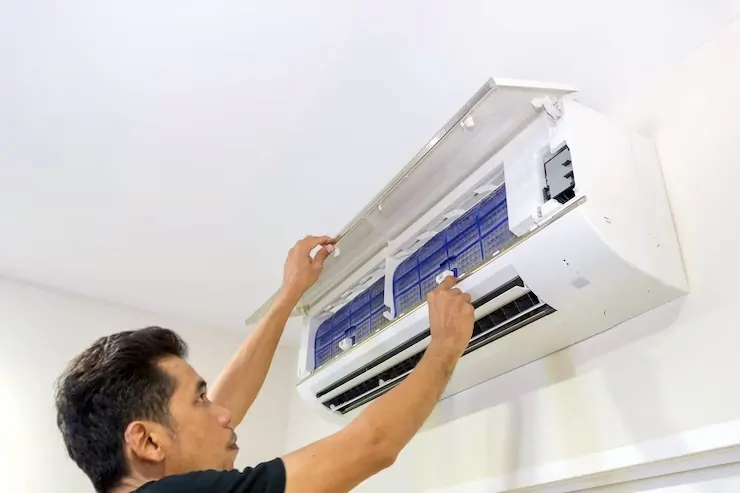 Passo a passo: como realizar a limpeza do ar-condicionado em casa
